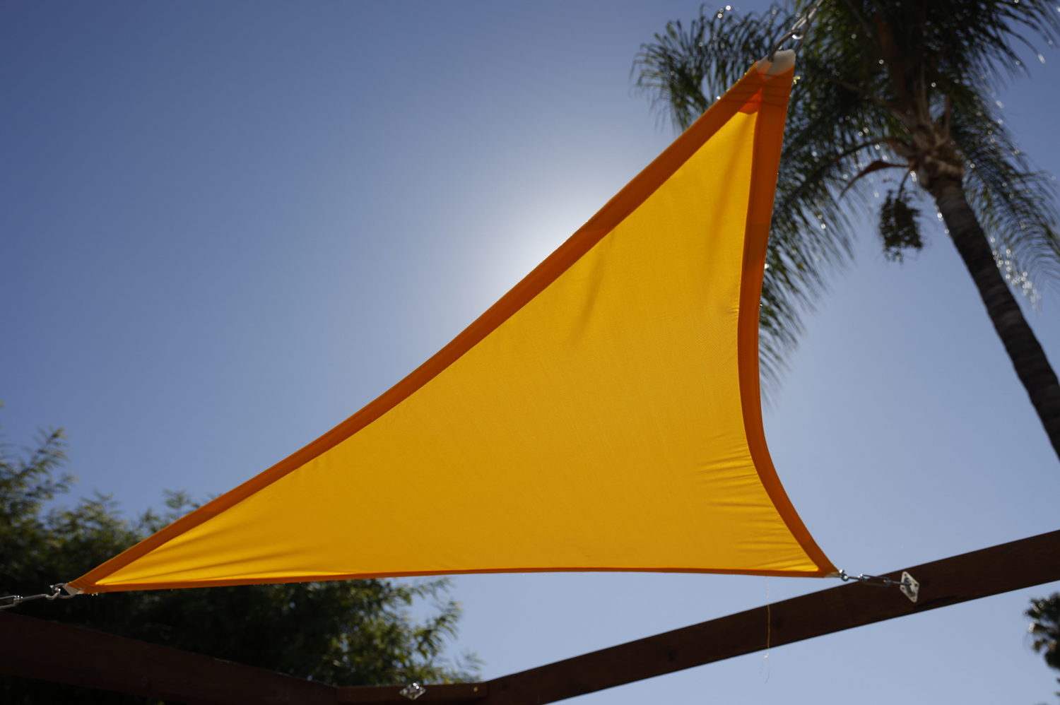 AMGO_waterproof_triangular_sunshade_sail_sun_protection_effect_demonstration